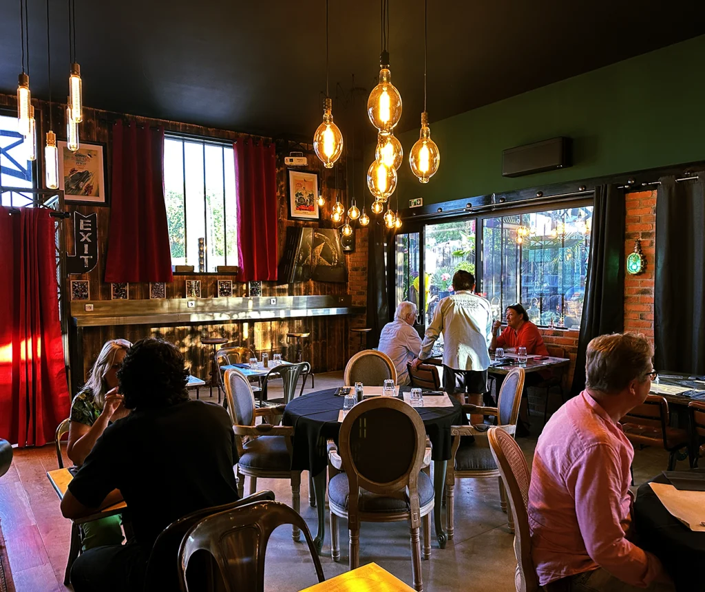 Chez Berthe Restaurant Social Club Villeneuve-sur-Yonne — Ambiance De La Salle Restaurant Social Club