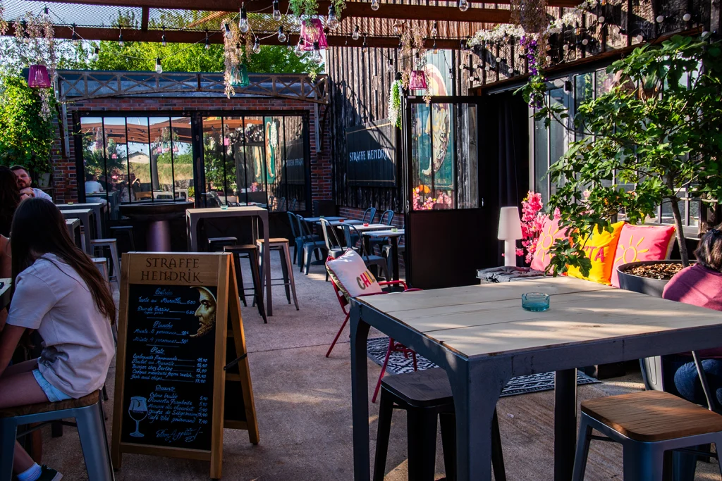 Chez Berthe Restaurant Social Club Villeneuve-sur-Yonne — Ambiance Exterieure Restaurant Social Club