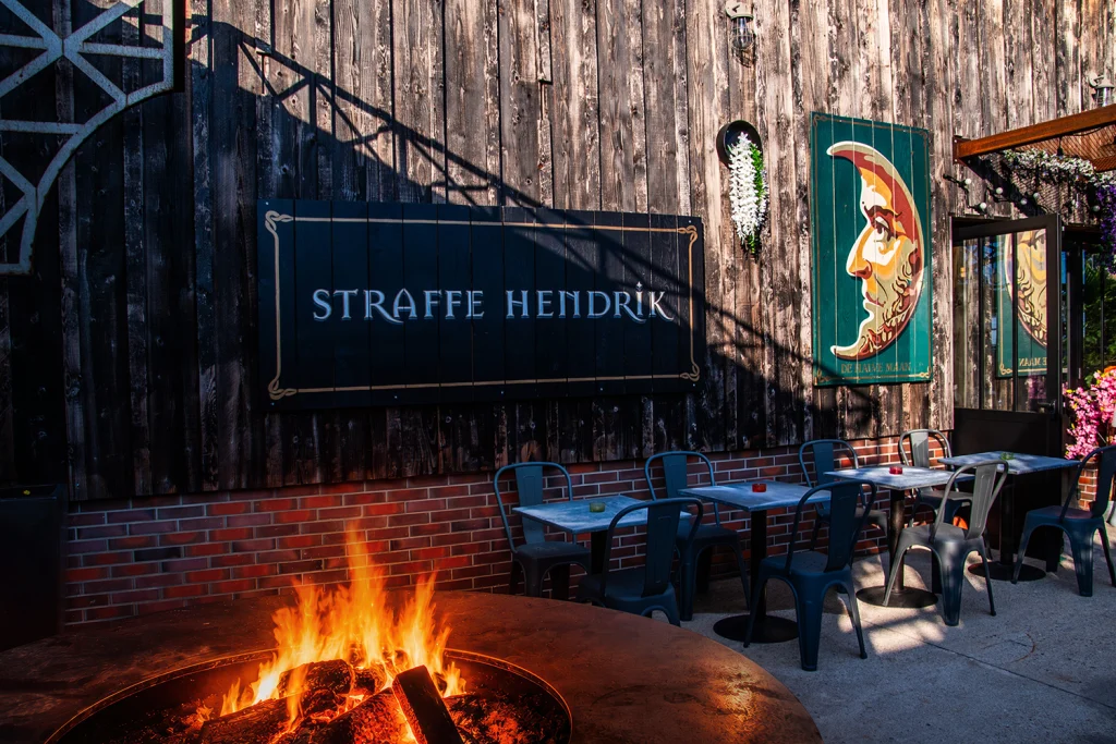 Chez Berthe Restaurant Social Club Villeneuve-sur-Yonne — Espace Exterieur Avec Brasero En Feu Restaurant Social Club