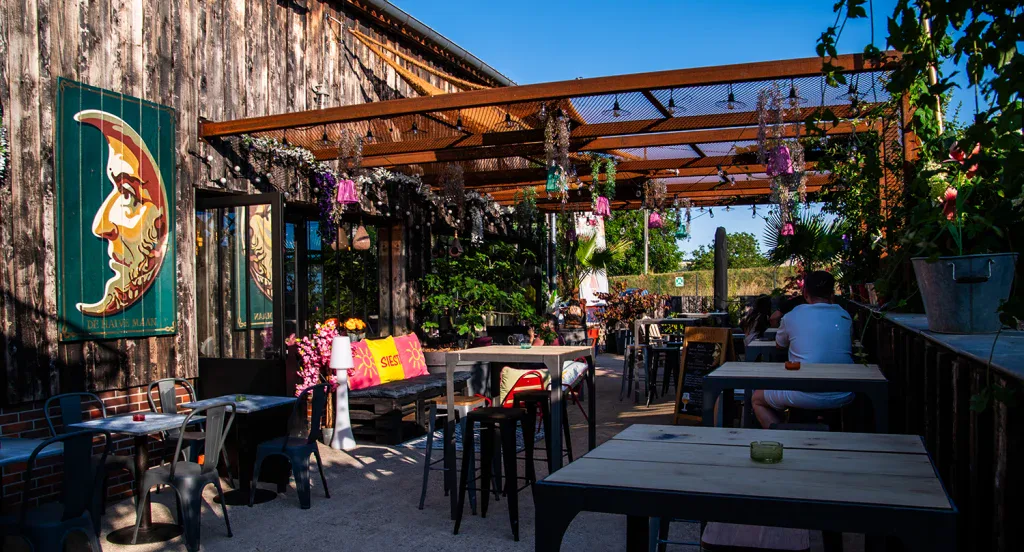 Chez Berthe Restaurant Social Club Villeneuve-sur-Yonne — Espace Extérieur Avec Brasero En Feu Restaurant Social Club