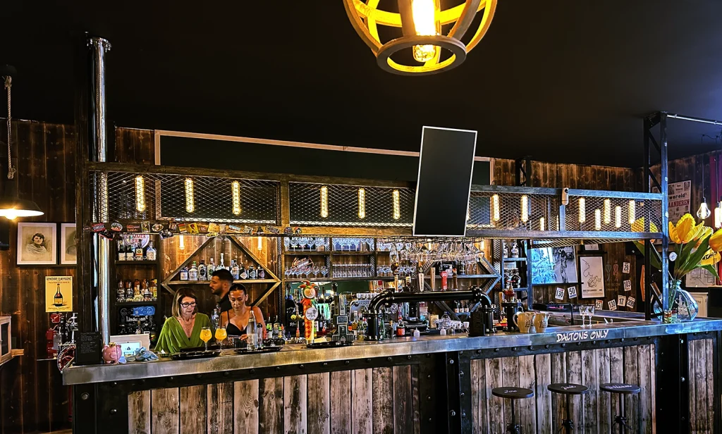 Chez Berthe Restaurant Social Club Villeneuve-sur-Yonne — Vue Sur Le Bar Et Son Equipe Restaurant Social Club